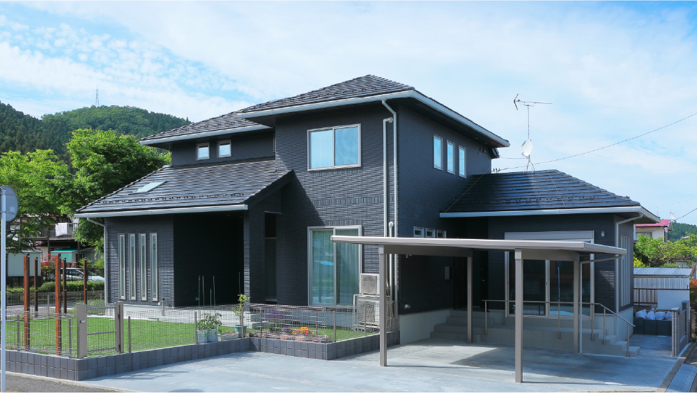 重厚感ある黒の佇まい外も家の中もタイルにこだわりました サムネイル画像